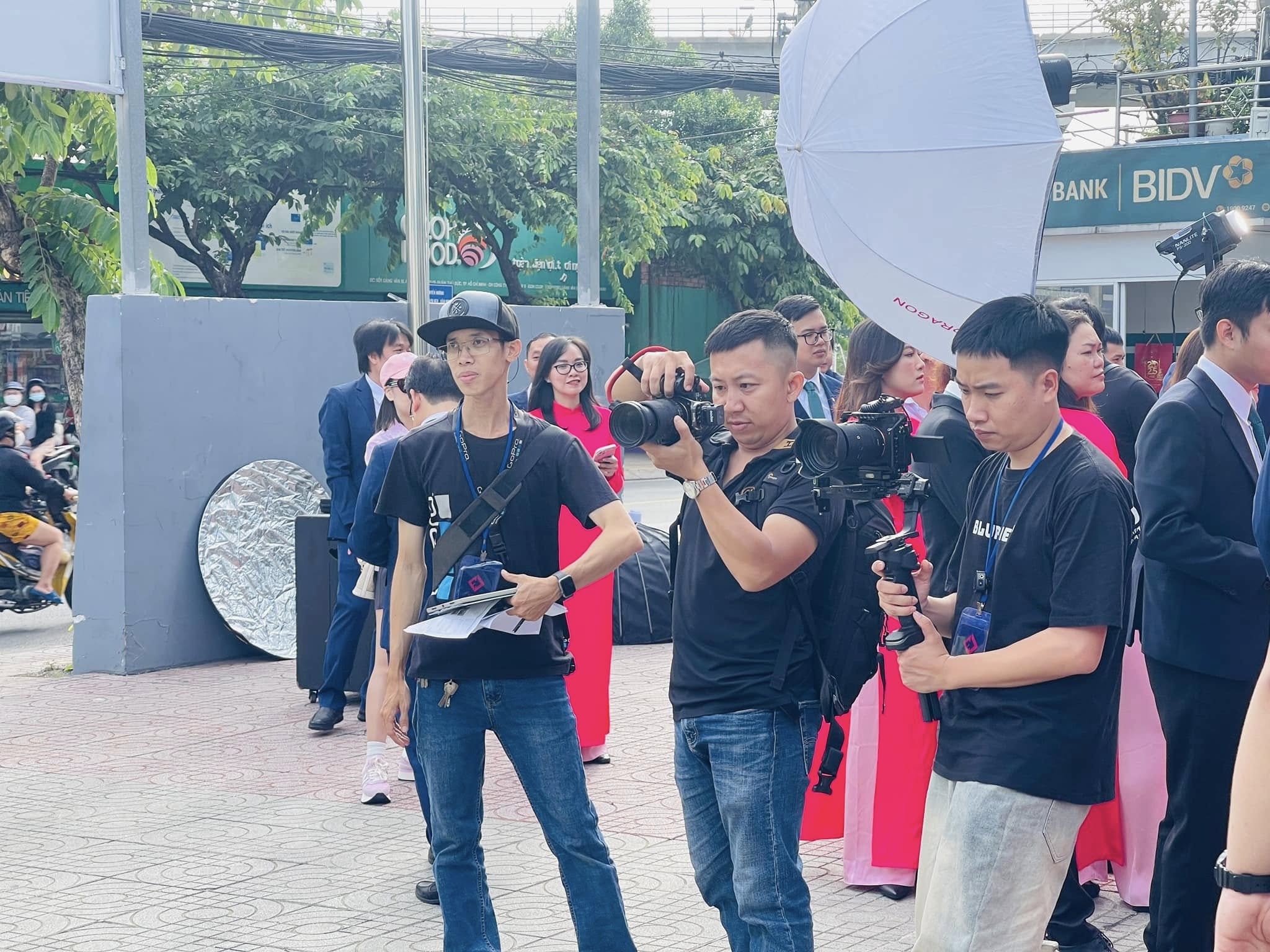 Ekip quay phim Plus Media VN tại BIDV