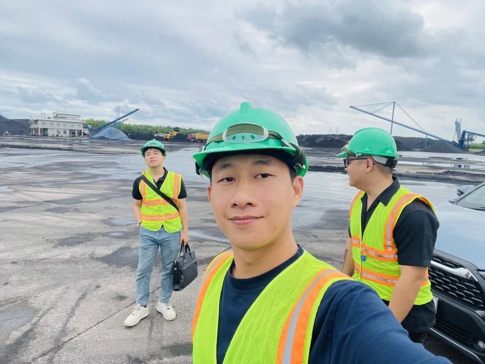 Đạo diễn Nguyễn Bá Trung tại cảng than Tập đoàn Khoáng sản Long Thuận