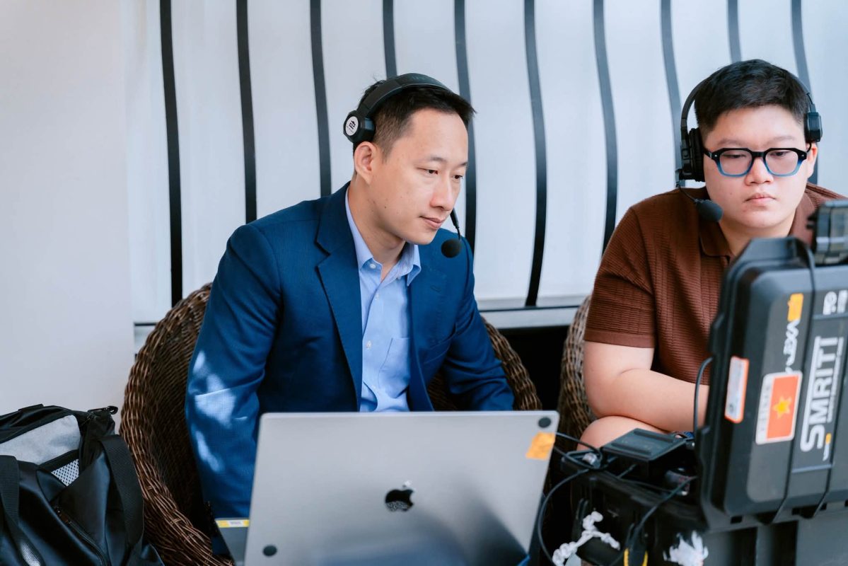 Đạo diễn Nguyễn Bá Trung theo dõi màn hình tại hiện trường