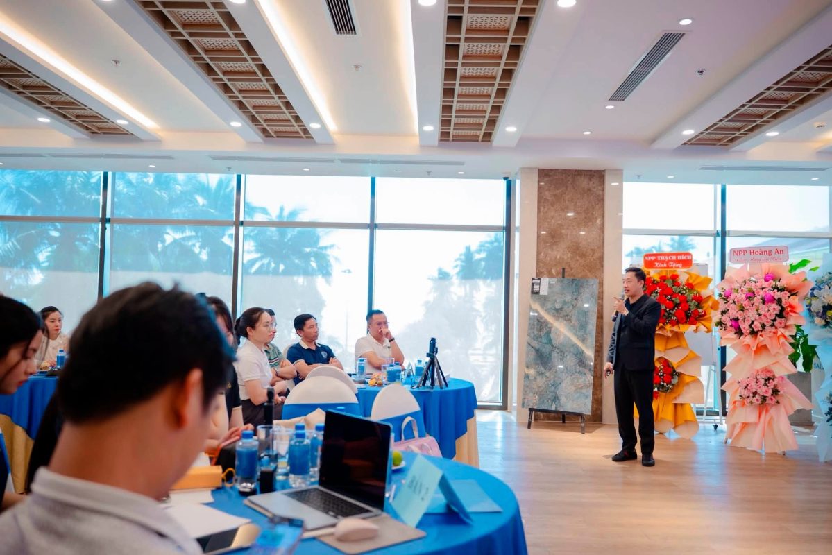 Giảng viên Nguyễn Bá Trung đào tạo nhà phân phối gạch men VTHM