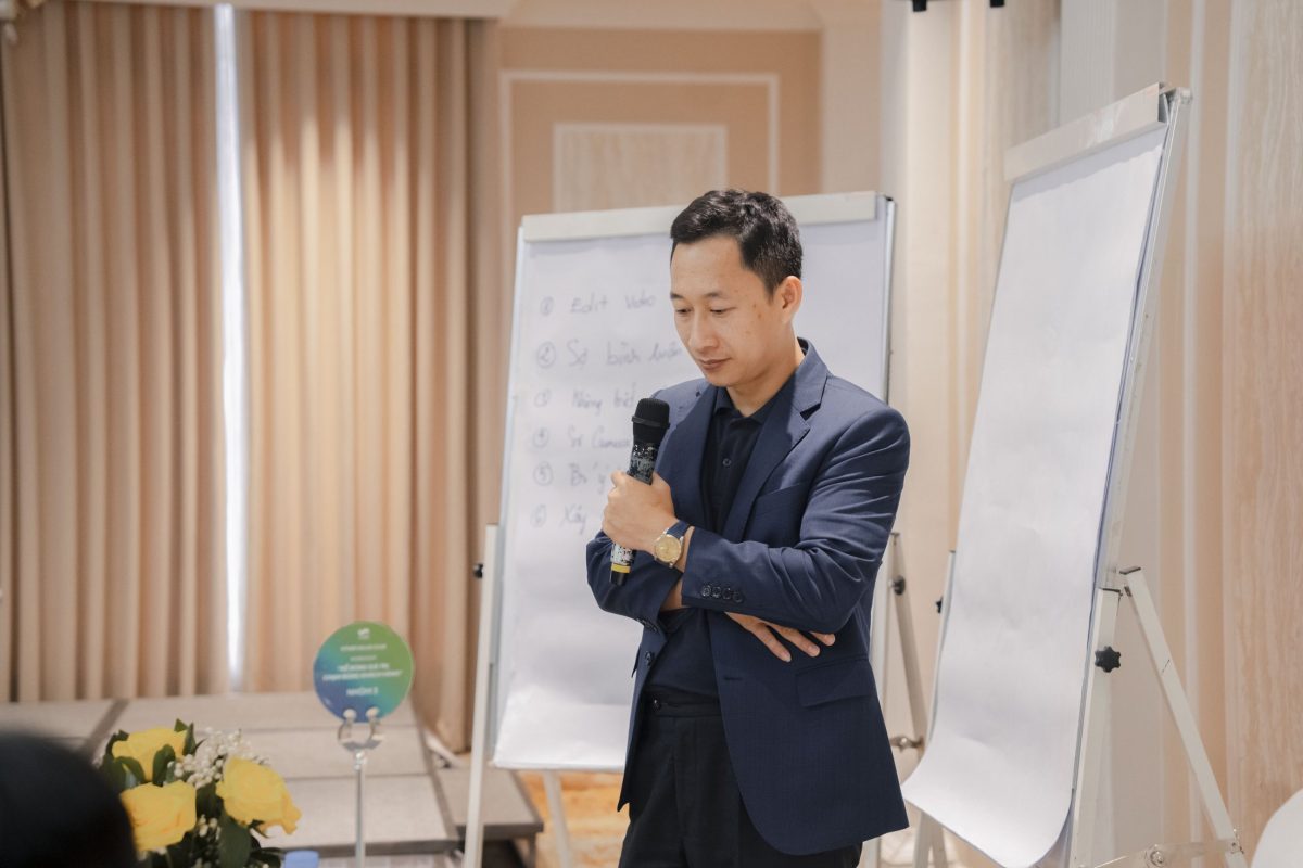 Giảng viên Nguyễn Bá Trung lắng nghe chia sẻ của học viên VTHM