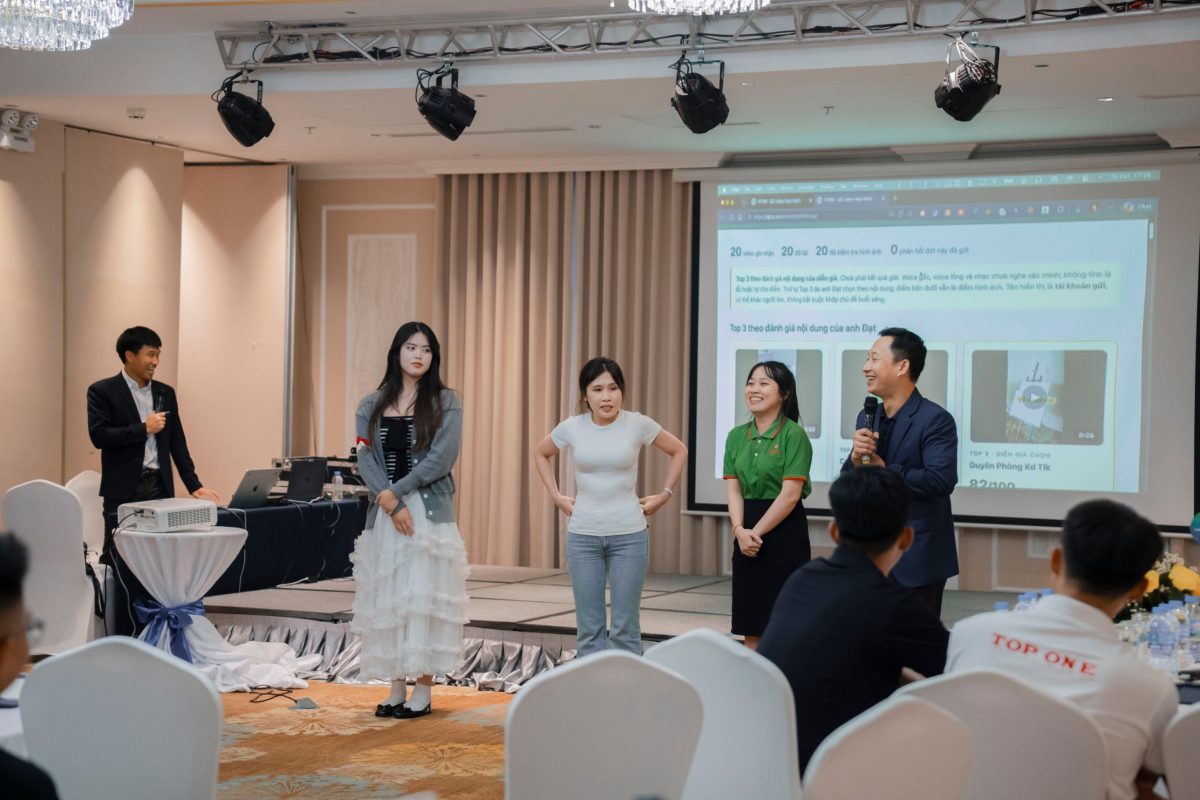 Giảng viên Nguyễn Bá Trung hướng dẫn quay video bằng điện thoại