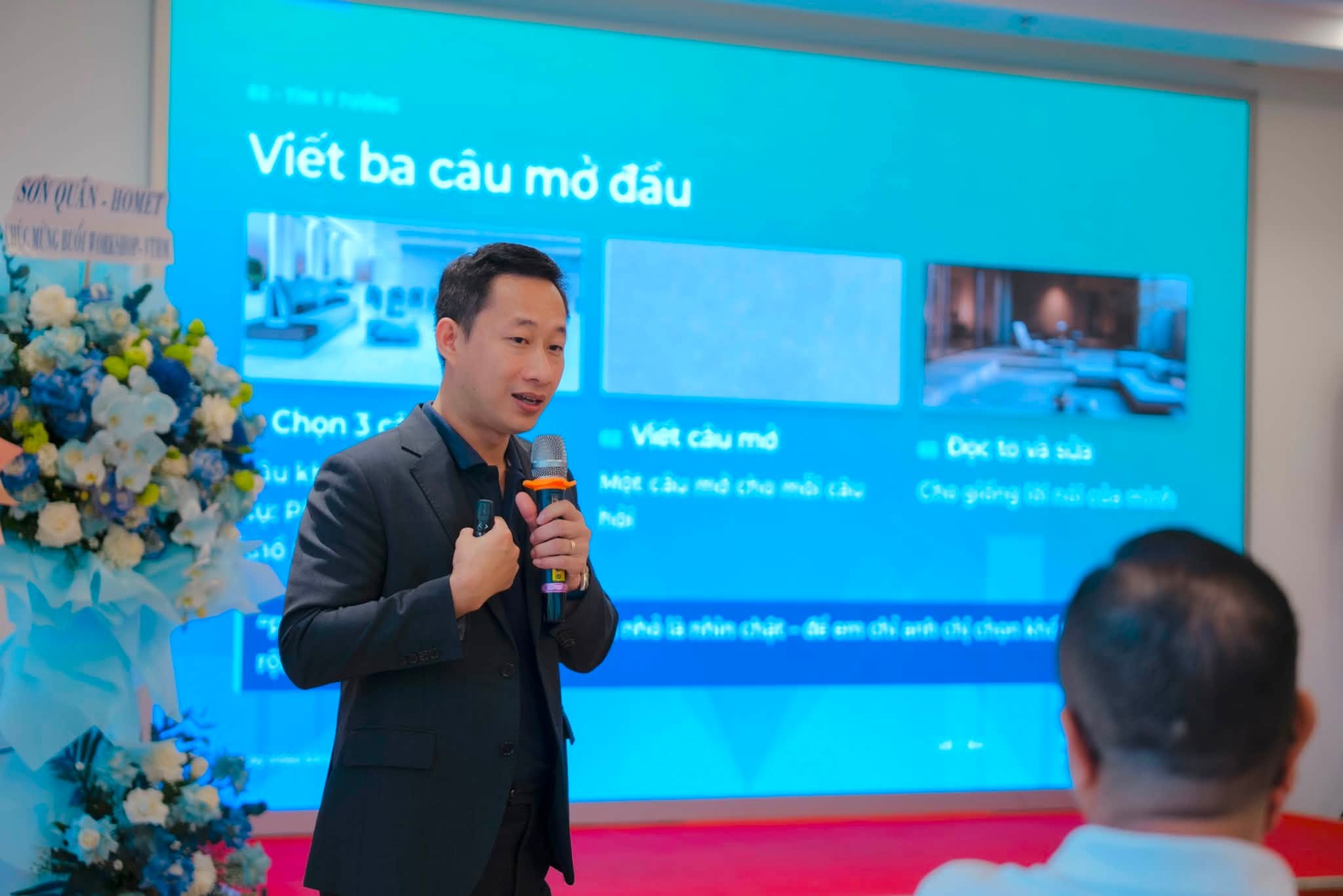 Giảng viên Nguyễn Bá Trung hướng dẫn viết câu mở đầu video bán hàng