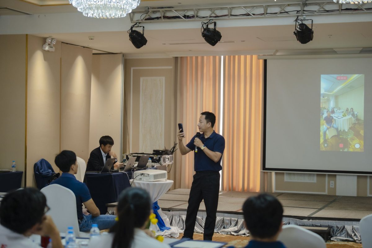 Giảng viên Nguyễn Bá Trung hướng dẫn quay video bằng điện thoại, trình chiếu trực tiếp