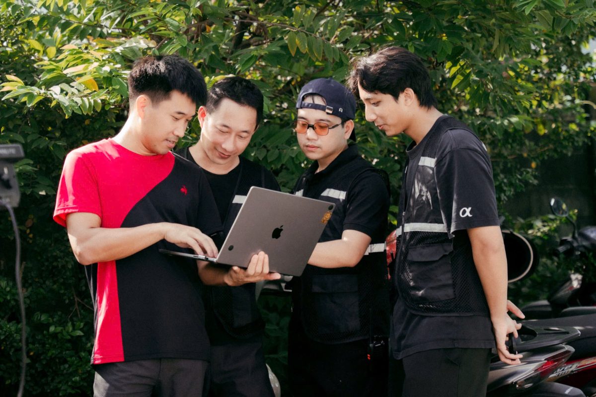 Đạo diễn Nguyễn Bá Trung, DOP Đặng Phương Nam và ekip xem lại cảnh quay phim năng lực SES