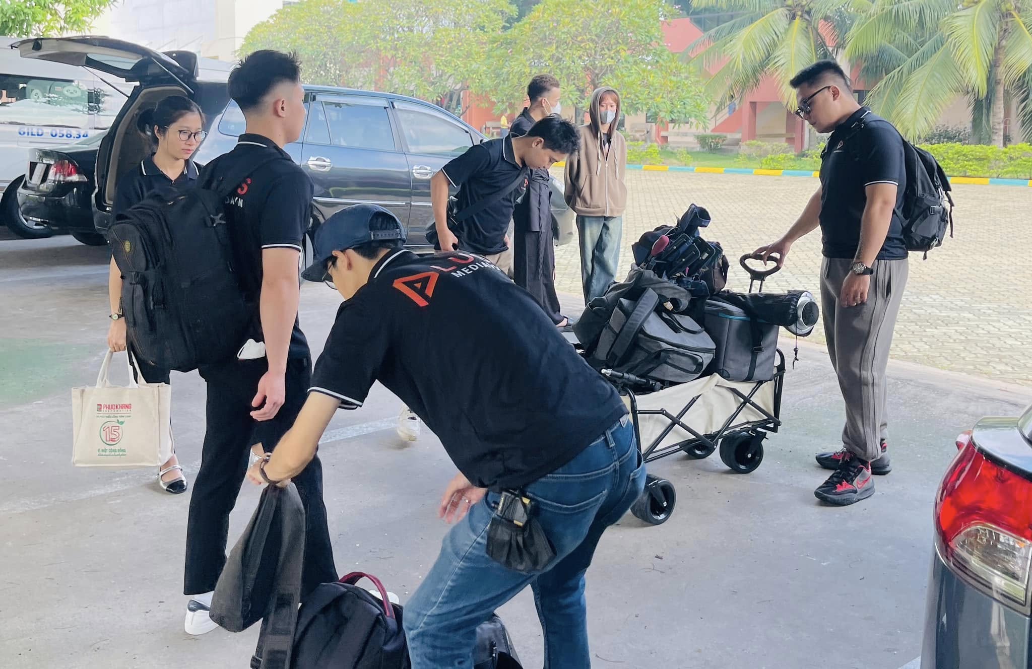 Ekip Plus Media VN tập kết thiết bị tại nhà máy Pulppy