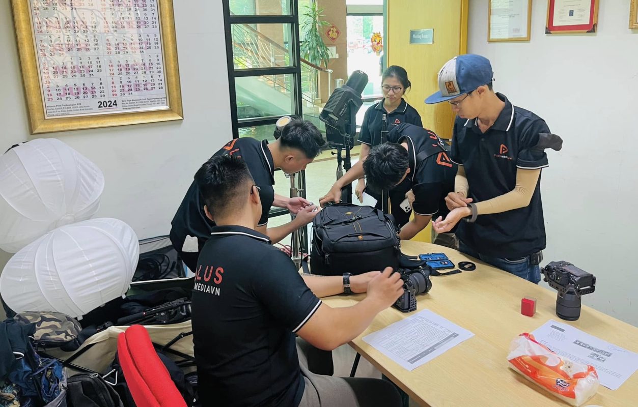 Chuẩn bị máy quay, ánh sáng trước giờ ghi hình phim nhà máy giấy Pulppy