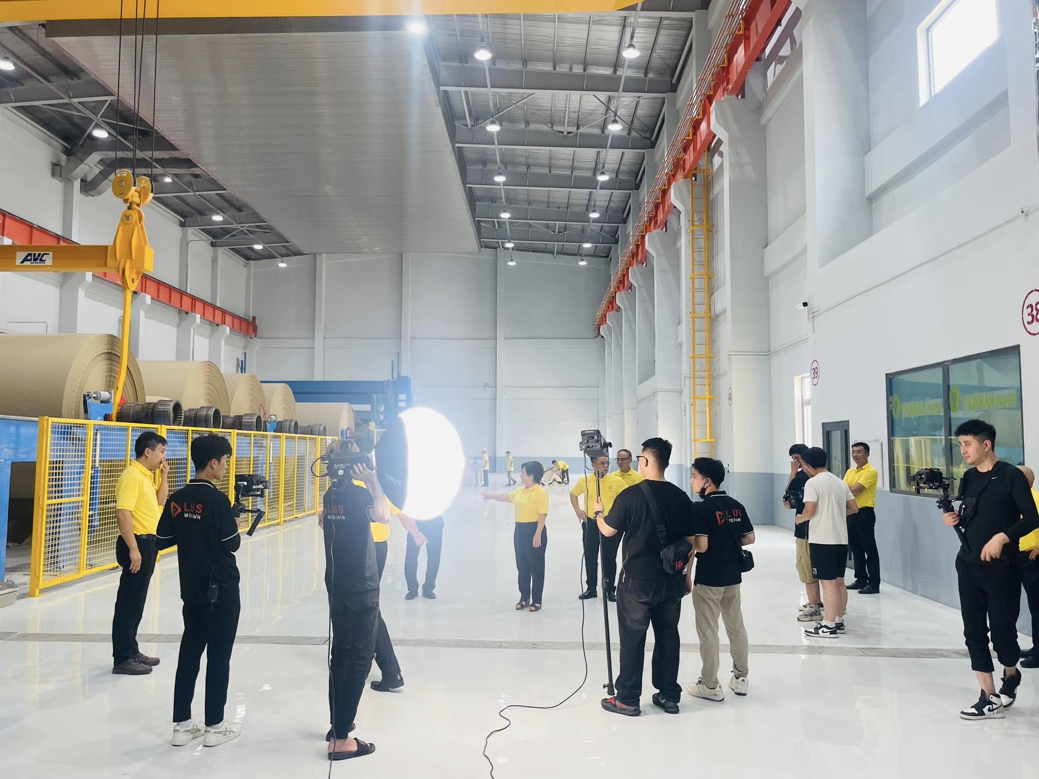Ekip Plus Media VN cùng đội ngũ Giấy Thuận An trong xưởng sản xuất