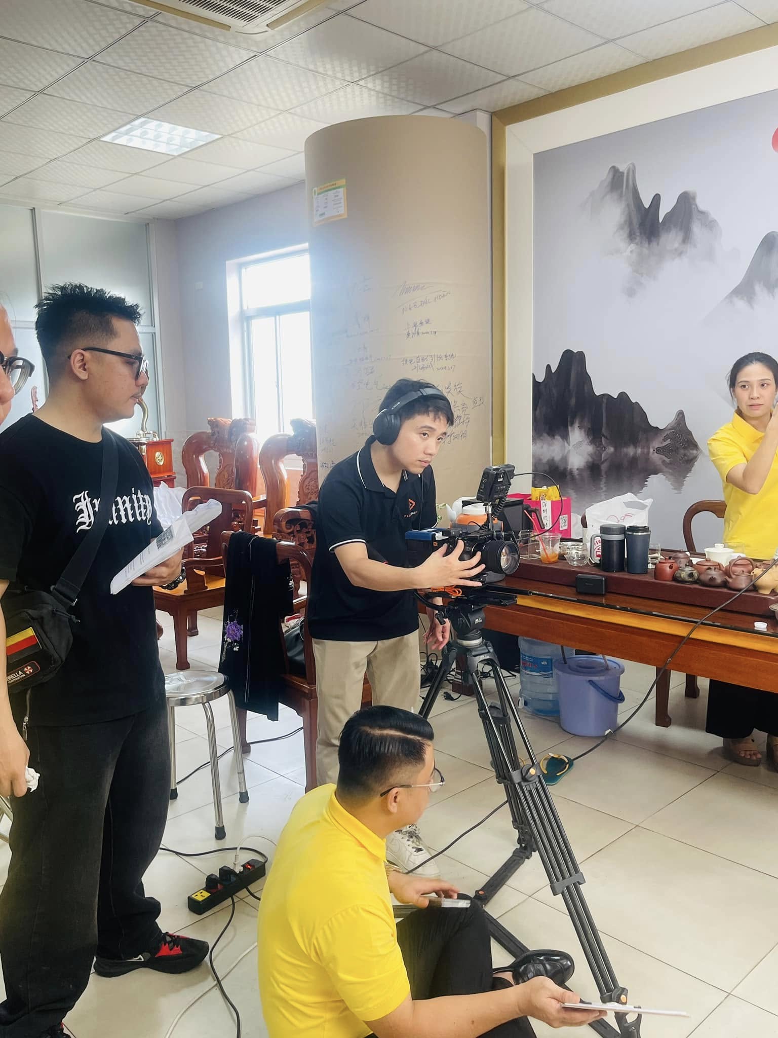 Đạo diễn và ekip làm việc cùng nhân sự Giấy Thuận An