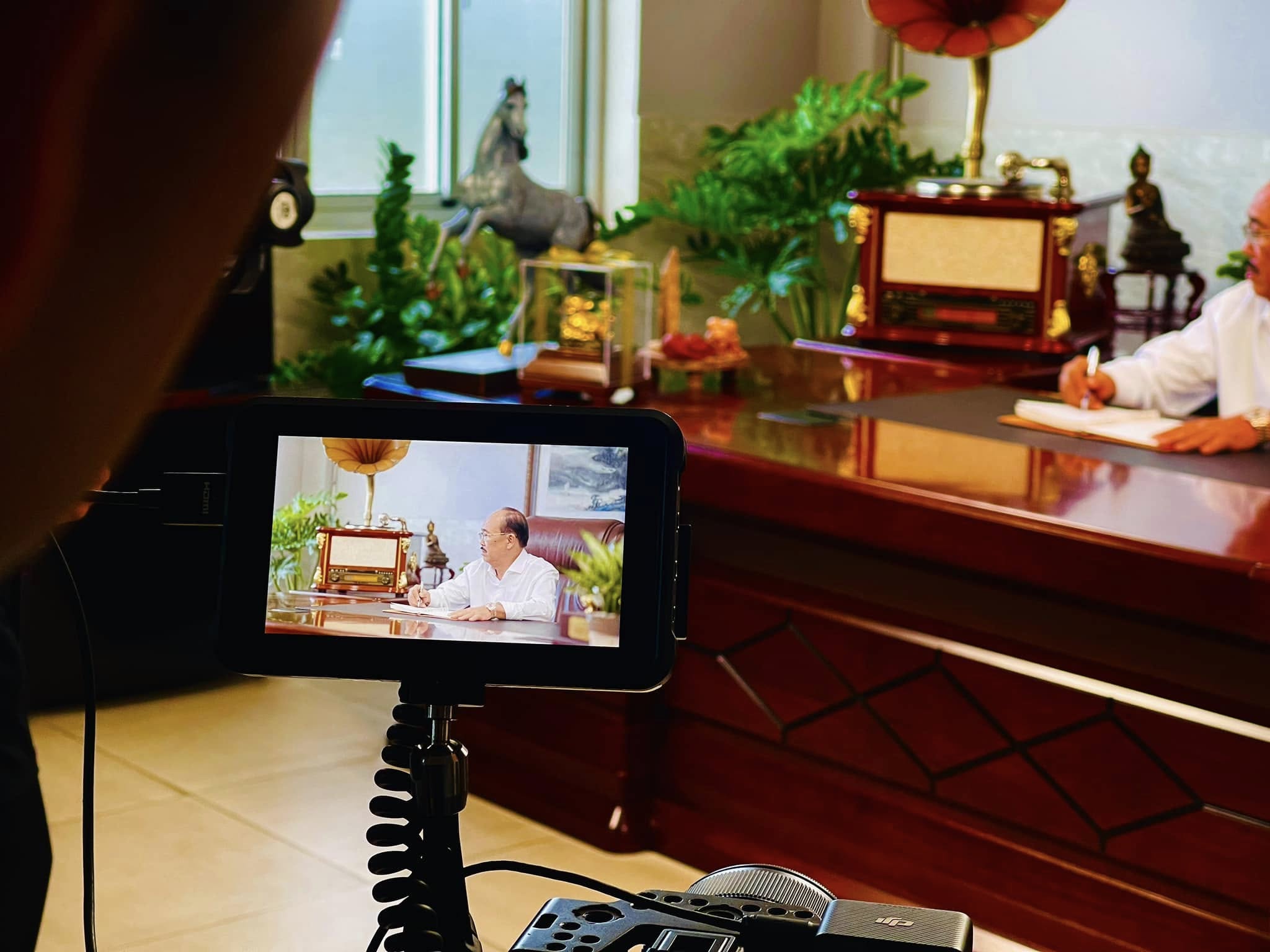 Khuôn hình phỏng vấn lãnh đạo Giấy Thuận An