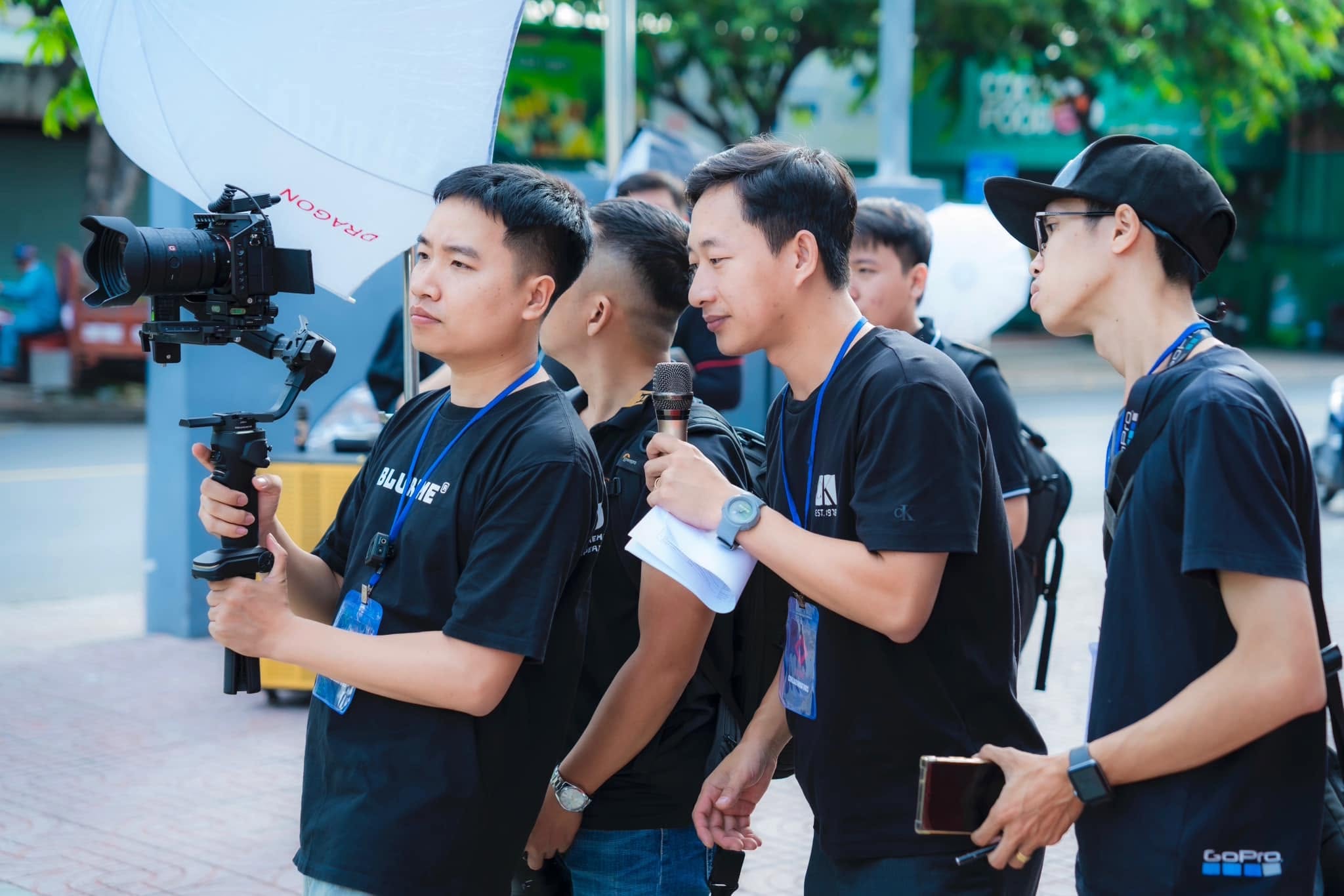 Ekip Plus Media VN theo dõi khuôn hình tại BIDV Đông Sài Gòn