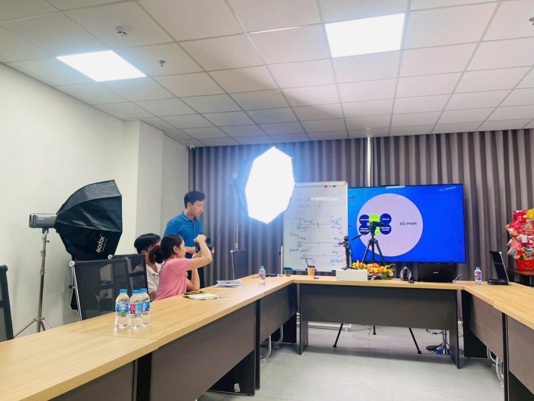 Setup đèn softbox trong buổi đào tạo quay video của Plus Media