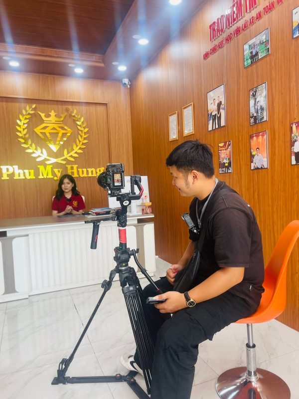 Quay phỏng vấn tại showroom