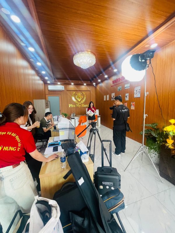 Hậu trường quay phỏng vấn tại showroom