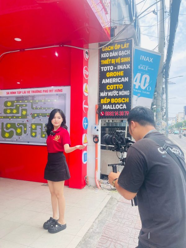 Quay mặt tiền cửa hàng với gimbal