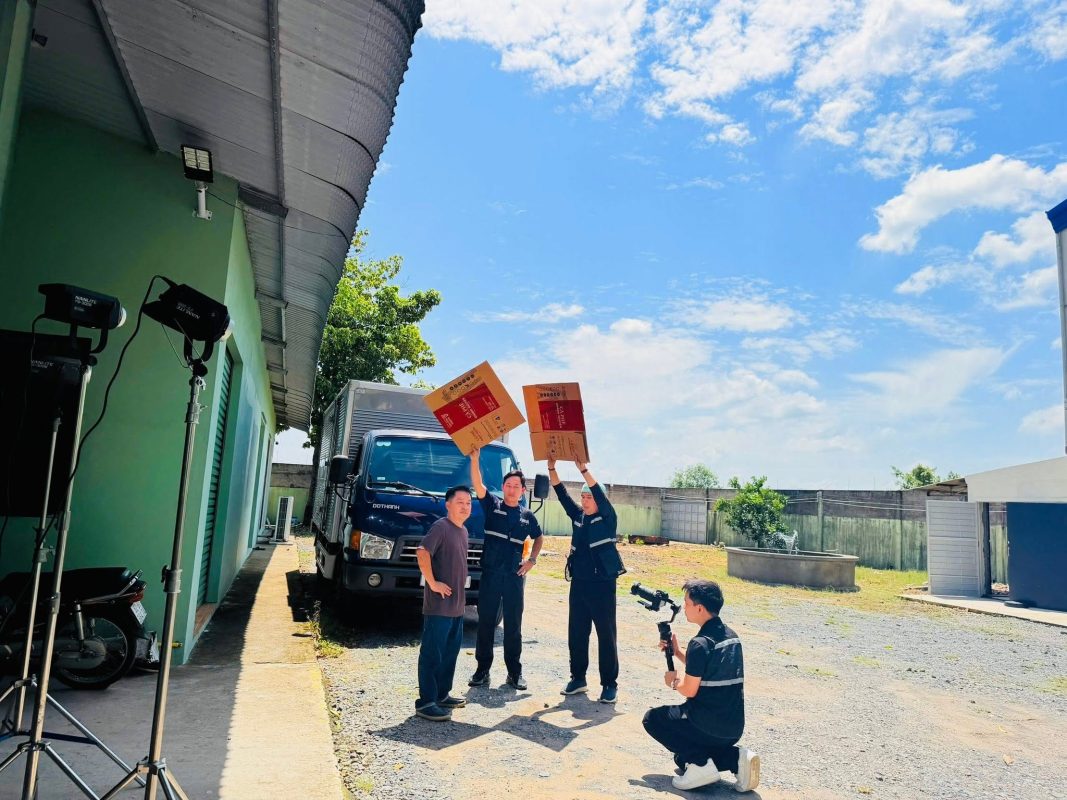 Ekip Plus Media quay ngoại cảnh