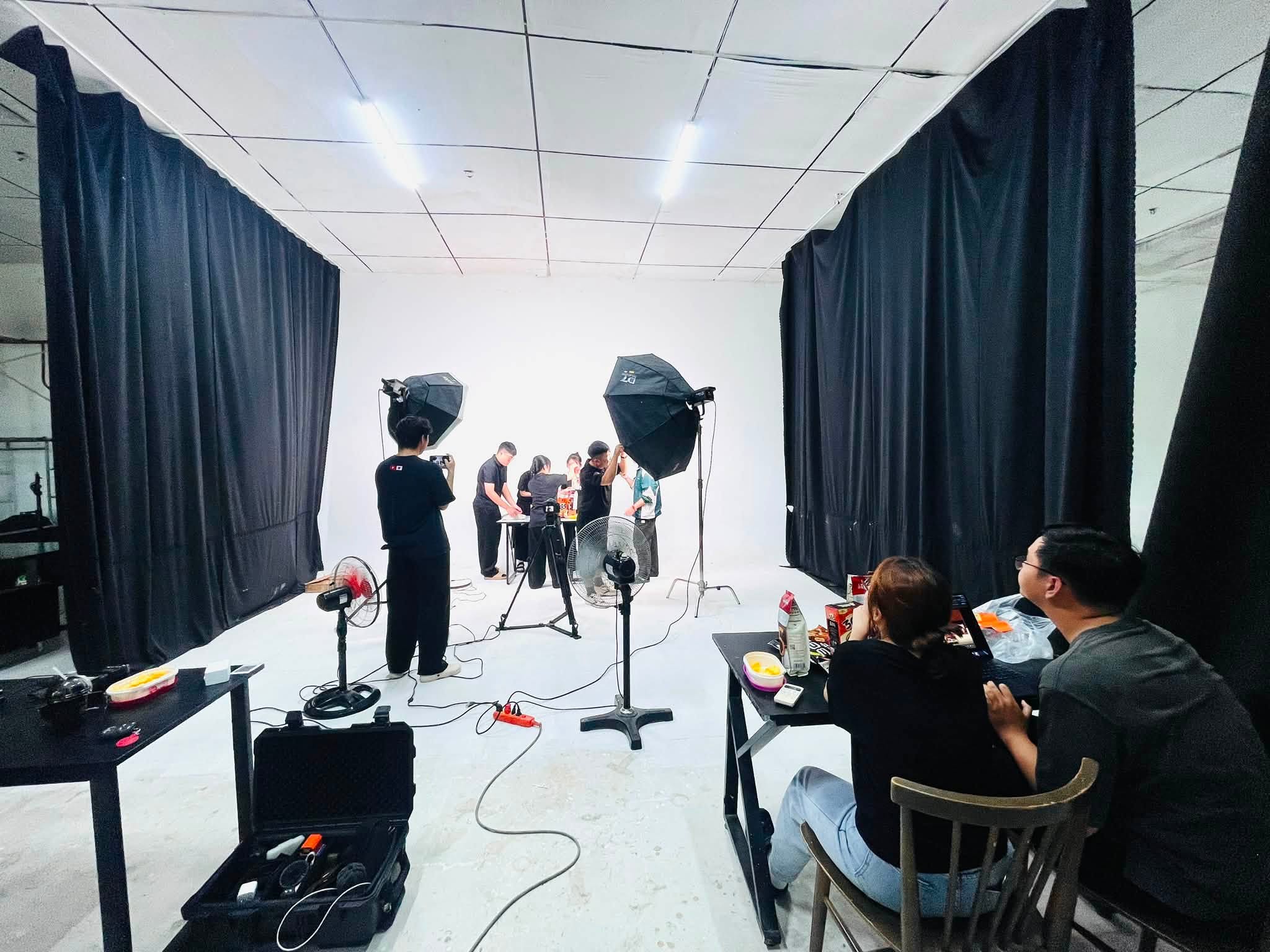 Set ánh sáng studio quay sản phẩm – Plus Media VN