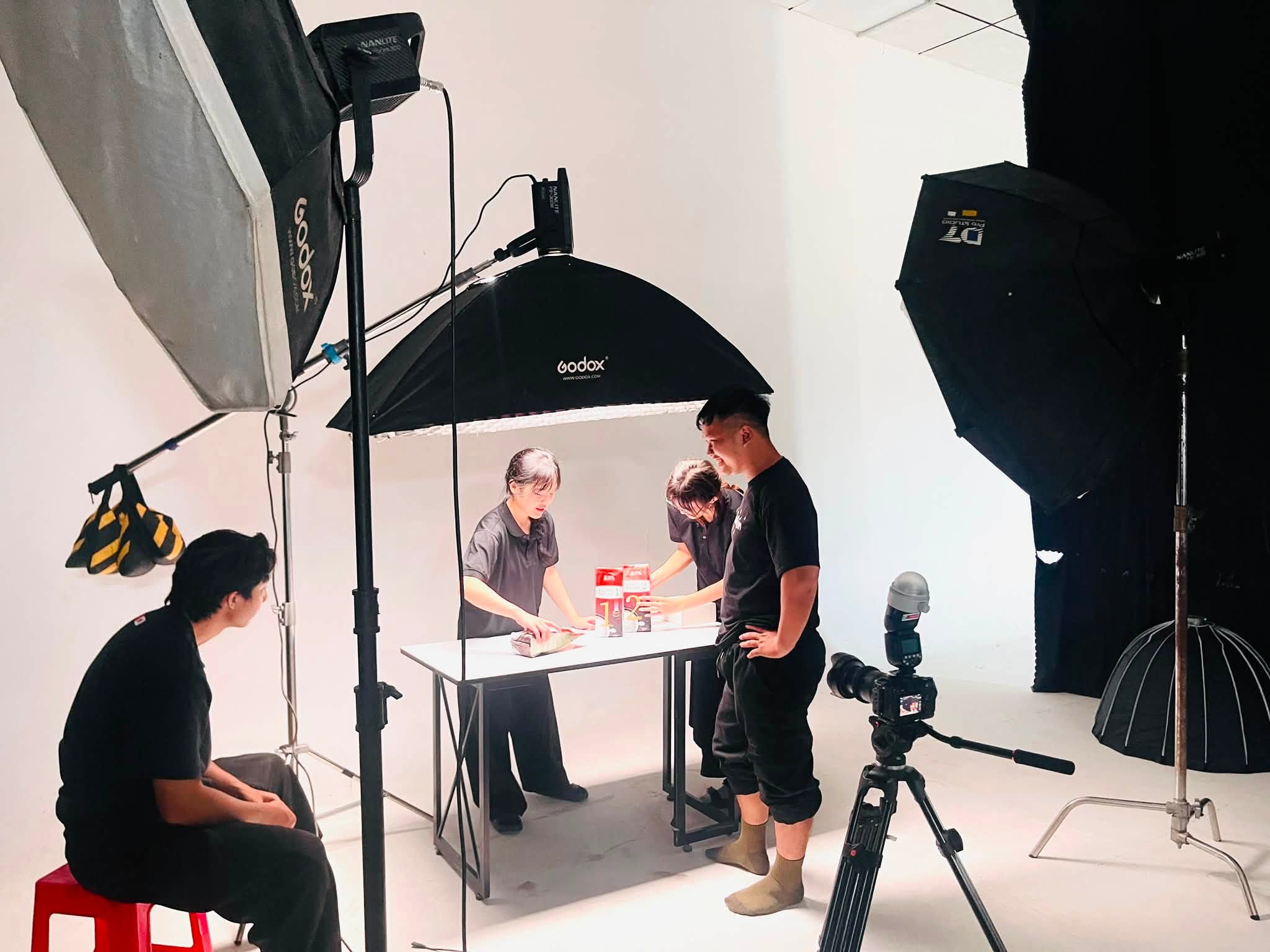Hậu trường quay video sản phẩm tại studio Plus Media VN