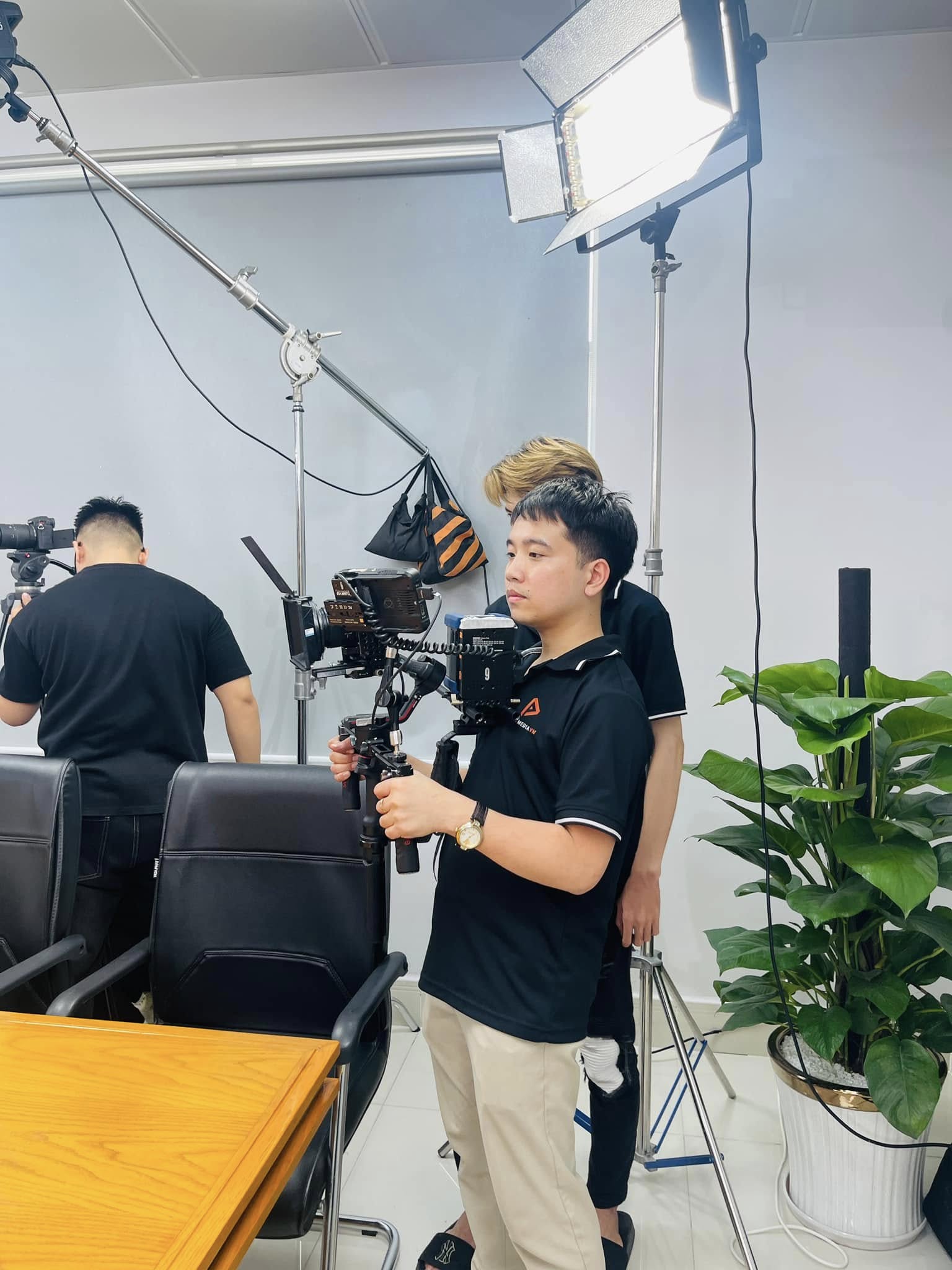 Quay phim bằng gimbal tại văn phòng Giấy Thuận An
