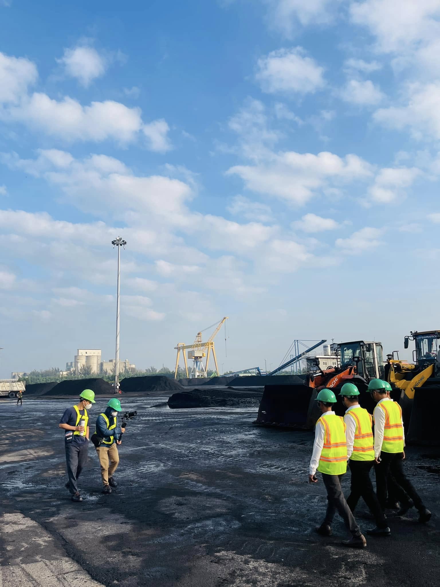 Quay phim nhà máy khoáng sản – ekip di chuyển trong khu bãi than