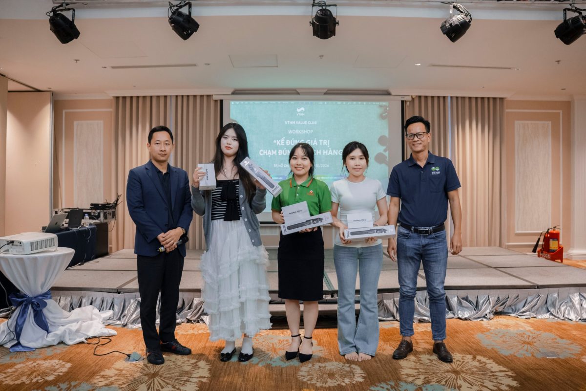 Trao quà cho 3 học viên có video thực hành xuất sắc