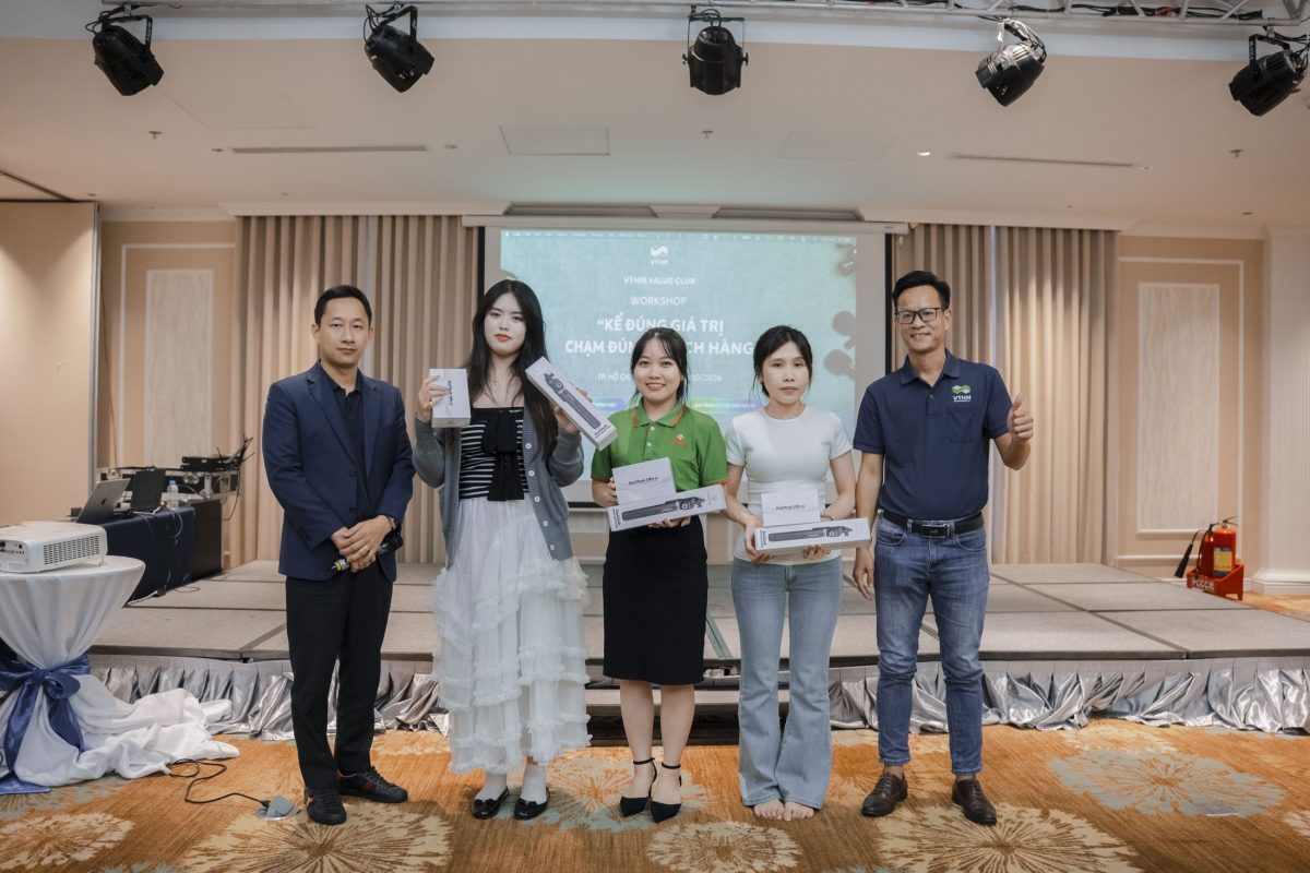 Trao quà cho học viên có video xuất sắc – workshop VTHM TP.HCM