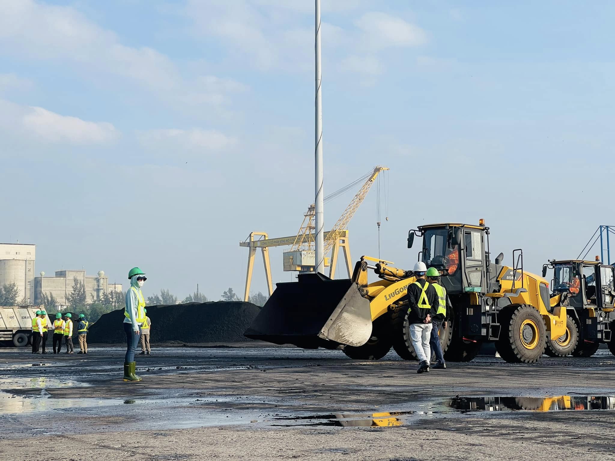 Xe xúc lật vận hành tại cảng than Tập đoàn Khoáng sản Long Thuận